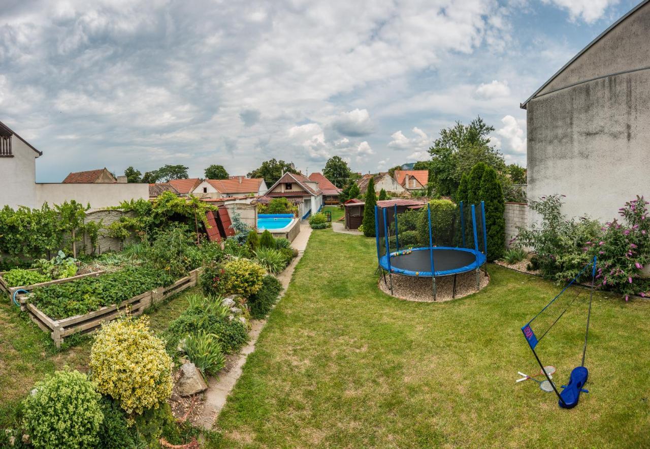 Malovany Dvorecek Dolni Dunajovice Bagian luar foto