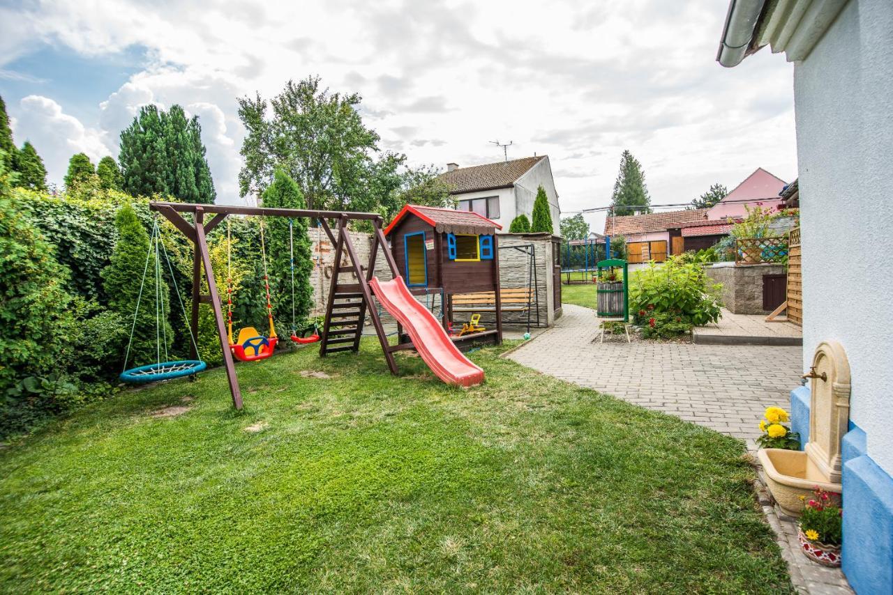 Malovany Dvorecek Dolni Dunajovice Bagian luar foto