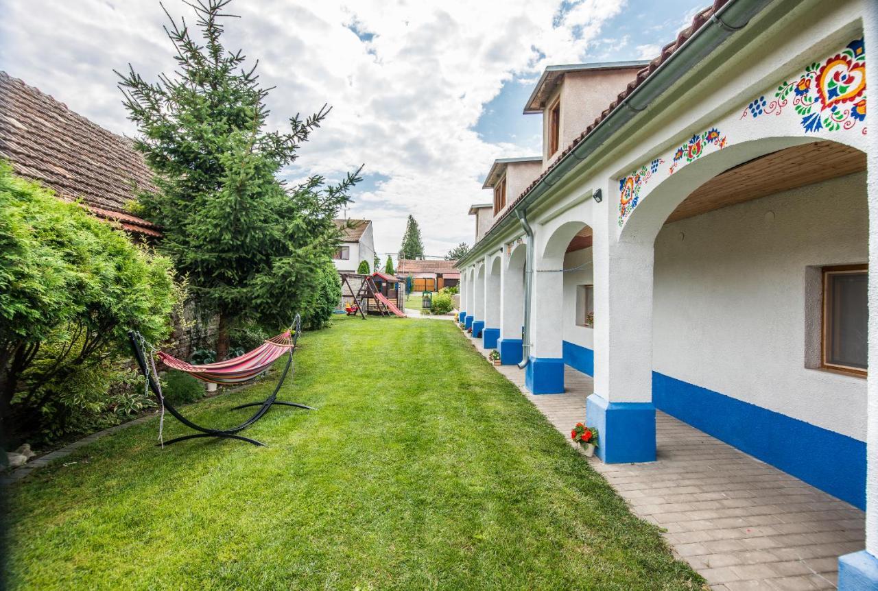 Malovany Dvorecek Dolni Dunajovice Bagian luar foto